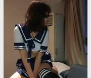 纯欲学妹反差篇推特大神Yin精选学生服装视频：有趣渔网条纹衣+白色睡衣丁字裤！NV5G资源不要错过！