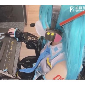 美少女校花小敏儿：性感舞蹈撩人，让人着迷的表演
