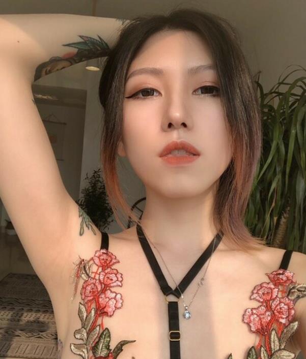 网红{{网红名字}}精选纹身御姐最新有尺度合集探索{{杜撰一个姓名}}给力抖M舌尖上的那地方,浮力姬小姐姐高颜值有尺度指教!