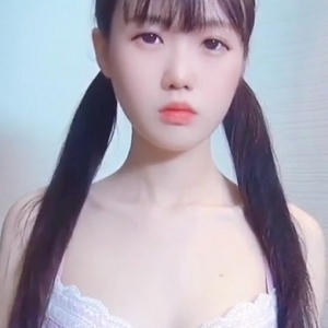 18岁清纯粉嫩妹子私拍合集