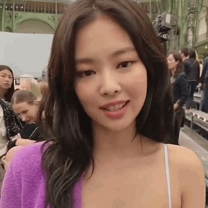 重金购买韩国女团blackpink的《Jennie金智妮》稀有写真