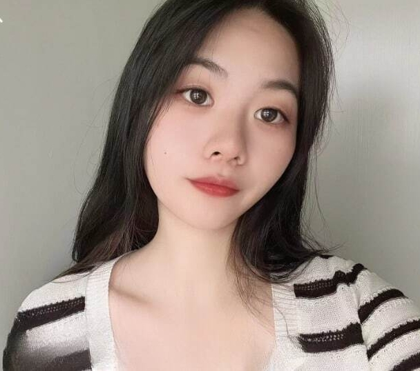 重庆22岁奶茶店上班的C杯美女被摄影师忽悠