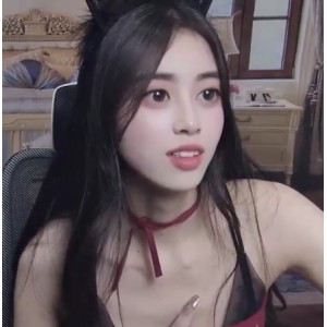 21岁女大学生超白大长腿，喷泉小天后