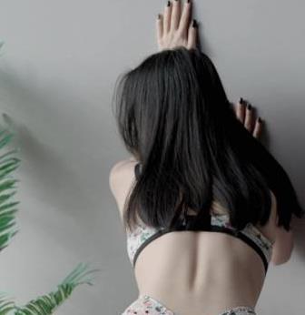 家喻户晓的女神《玩偶姐姐Hongkongdoll》新作小碎花内衣solo