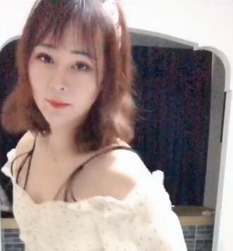 Twitter大胆开放的女装大佬《TS张思妮》户外合集