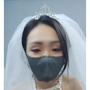 新娘穿着婚纱就给老公戴上绿帽