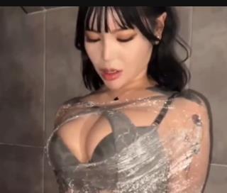 韩国Megaskorea稀有资源自拍合集2V3.4G，整容痕迹明显，女主S身材出众