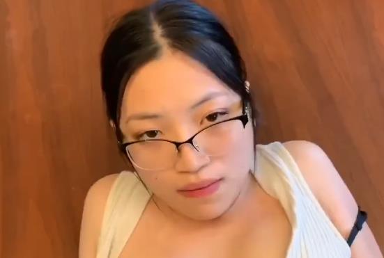 黑丝剧情自由国华裔美女帮老外上司用嘴S最新合集1V330M，精彩剧情尽在其中