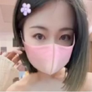 神秘网红李思思白天公园玻璃门后贴身热斗1V68MB胆大包天