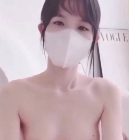 135M1V私房优质妹子牛奶泡泡浴塞子指教水里后推车弄净透亮