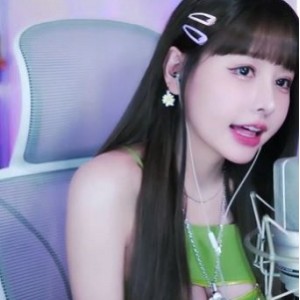 阿黑颜盯榨挑战系列：依婷~可爱二次元cos反差萌妹白眼合集[22V+833M][百度盘]